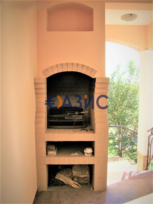 Луксозна вила с десет спални с асансьор, басейн и парцел от един