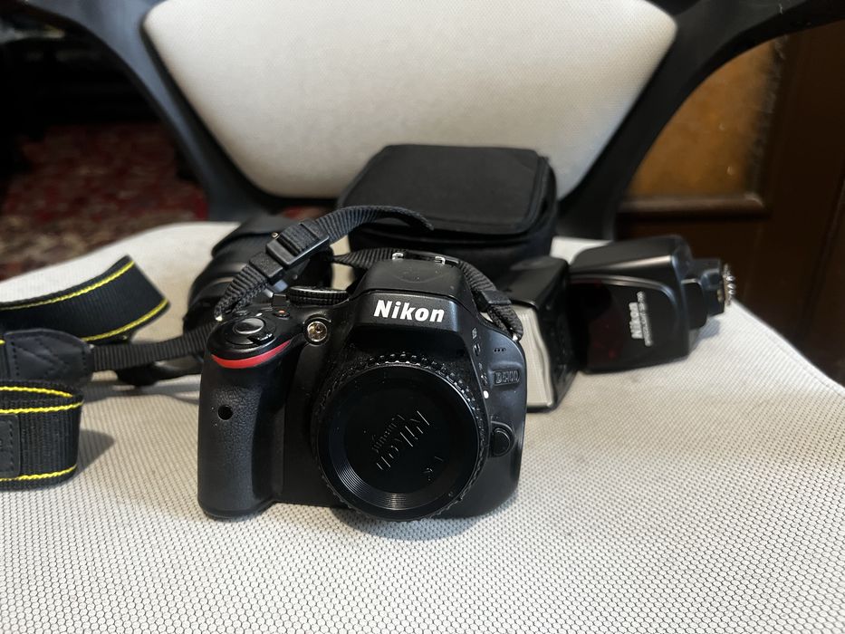 Kit Foto Prodesionist Nikon D5100 Tamron 18-270mm Blitz geanta ca nou