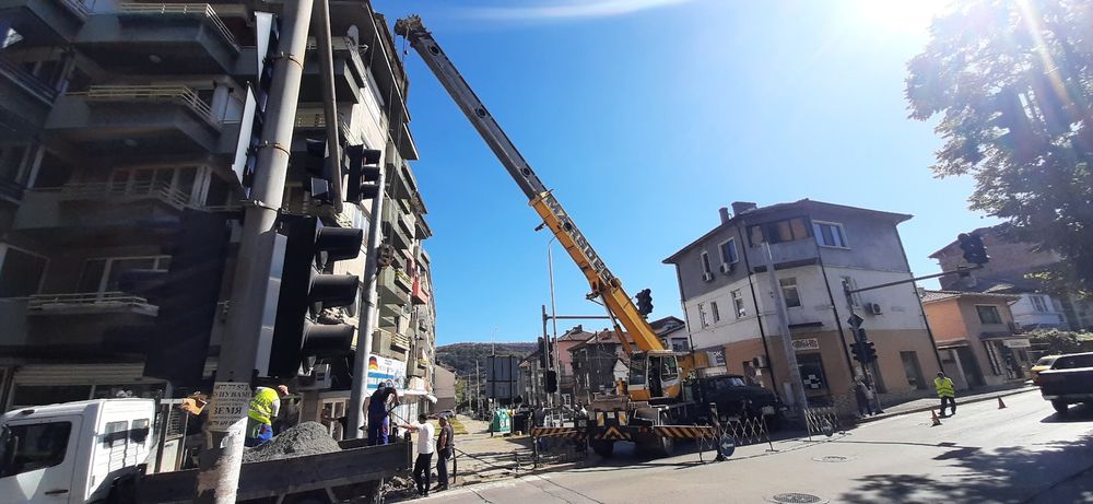 Услуги с комбиниран багер  и автокран