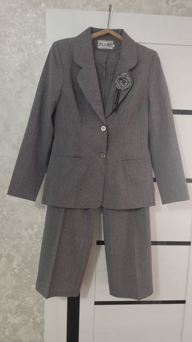 Продаётся брючный костюм в отличном состоянии размер 48-50