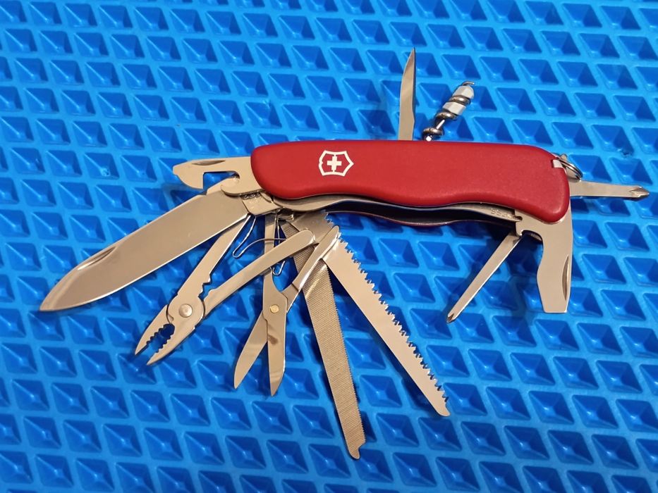 Продам небольшую коллекцию ножей Victorinox