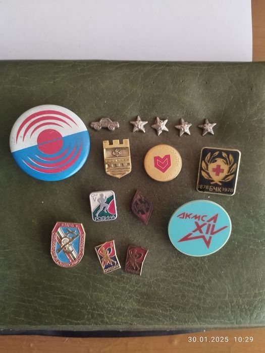 Продавам малък сет значки