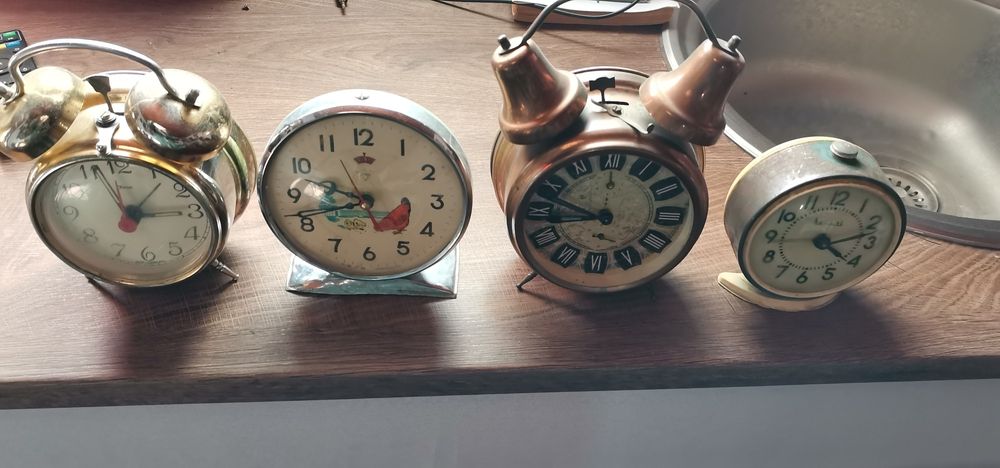 Vând ceasuri mecanice de masa