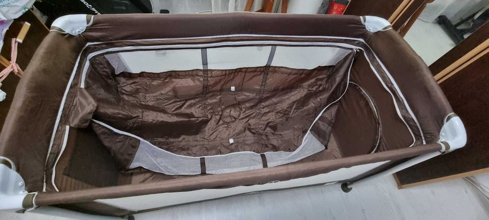 Pătuț pliabil premium Caretero Deluxe – foarte puțin folosit, stare excelentă