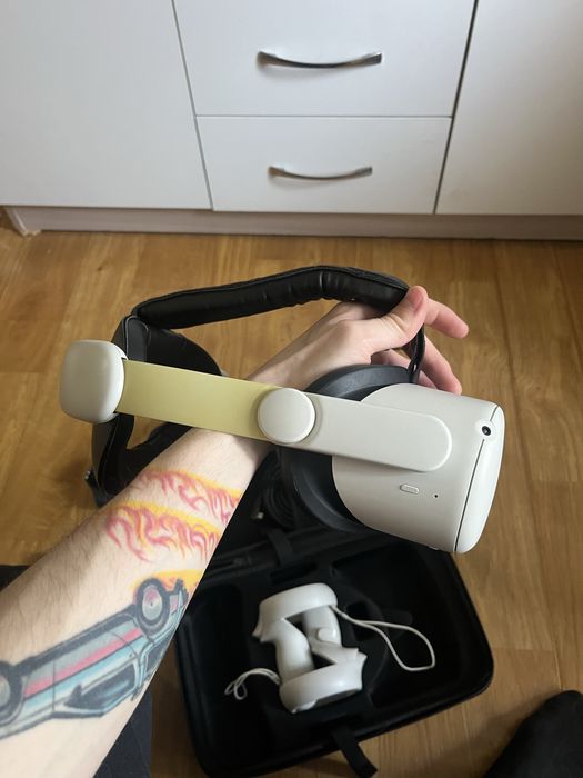 Oculus quest 2+крепление+кейс+кабель 5 метров