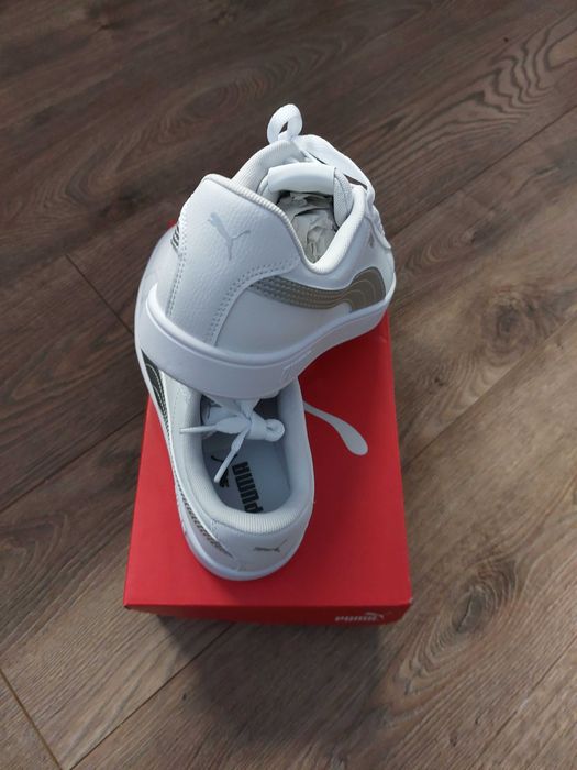 Бели обувки Puma