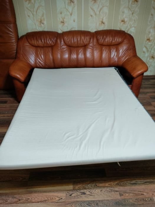 Поодас кожанный диван