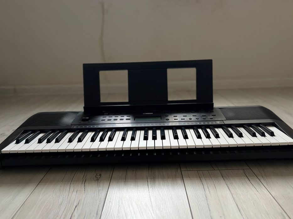 Продаю синтезатор в отличном состоянии