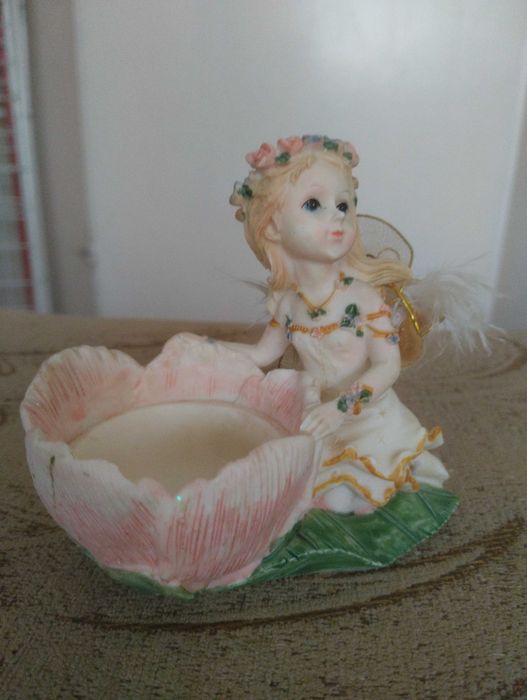 Ръчно рисувана фигурка фея