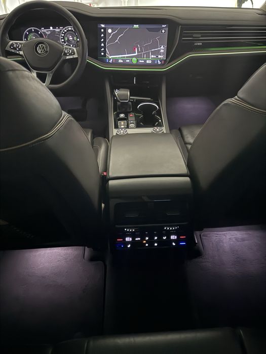 VW Touareg 3.0 V6 4x4 | HUD | Ventilate | Panoramic | Full Option |
