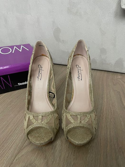 Златни обувки на ток