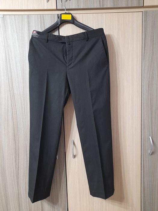 Pantaloni de costum barbatesc.