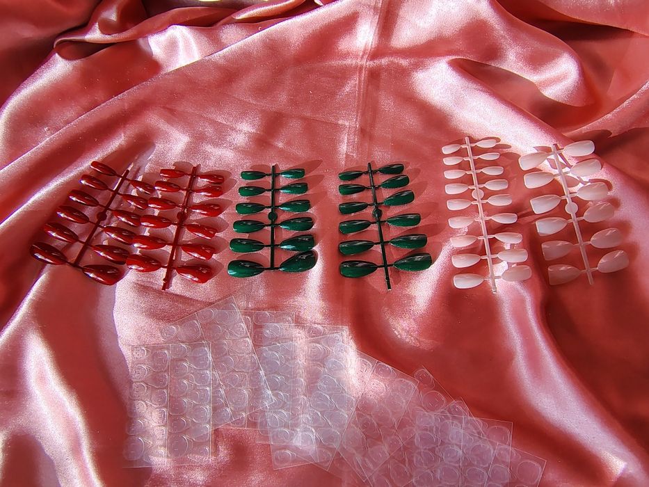 Unghii false cat eye și stickere pentru pipit unghiile