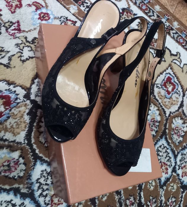Нарядные туфли со стразами