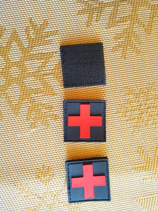 Шеврон аптечка. Патч красный крест. Нашивка на липучке.