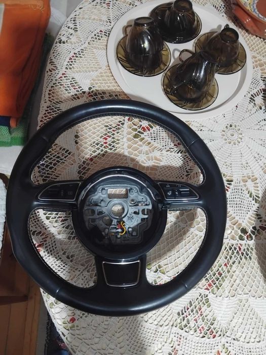 Трилъчев волан с бял шев за Audi A7 C7