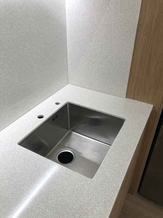 Столешницы из искусственного и натурального камня для кухни и ванны