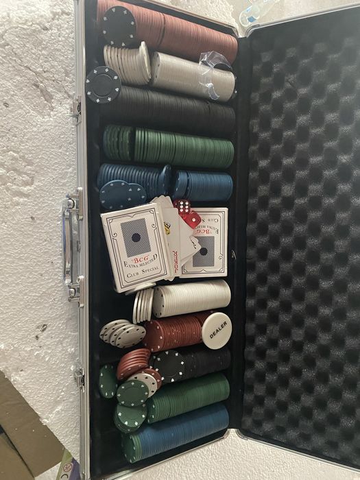 Vand Jetoane profesionale de poker,noi