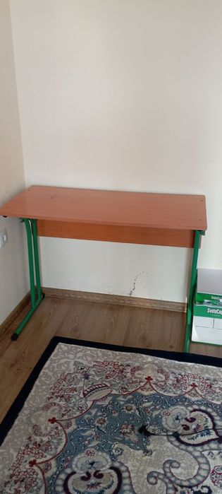 Школьная парта, в хорошем состоянии