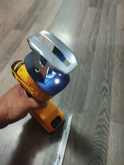 Fierestrău sabie DeWalt cu o baterie de 6 a