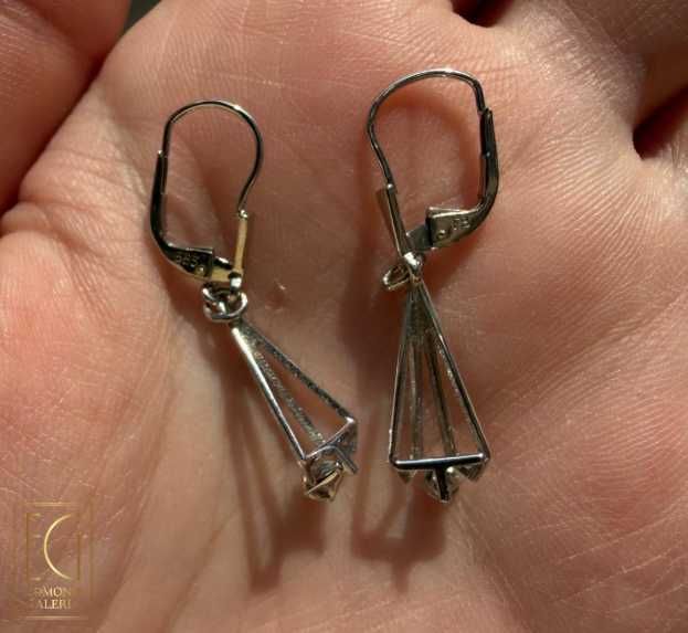 Pereche de cercei din aur alb, decorată cu diamante