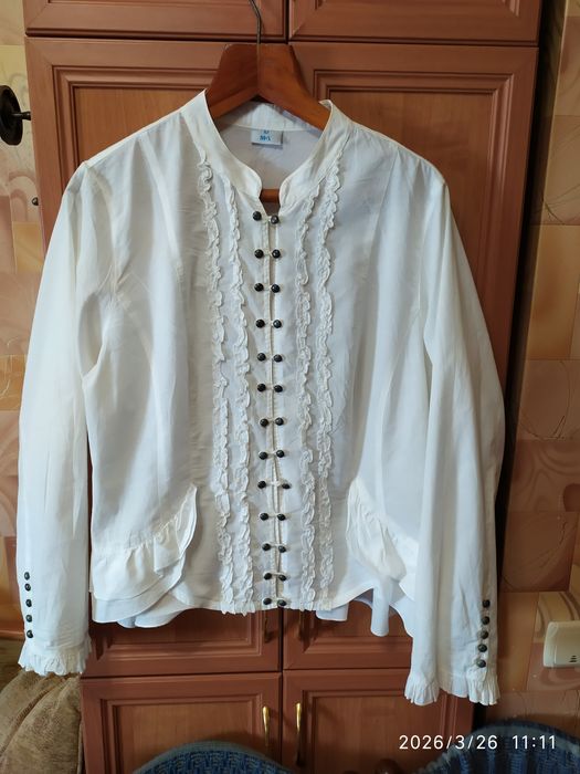 Блузки, кофточки разные.