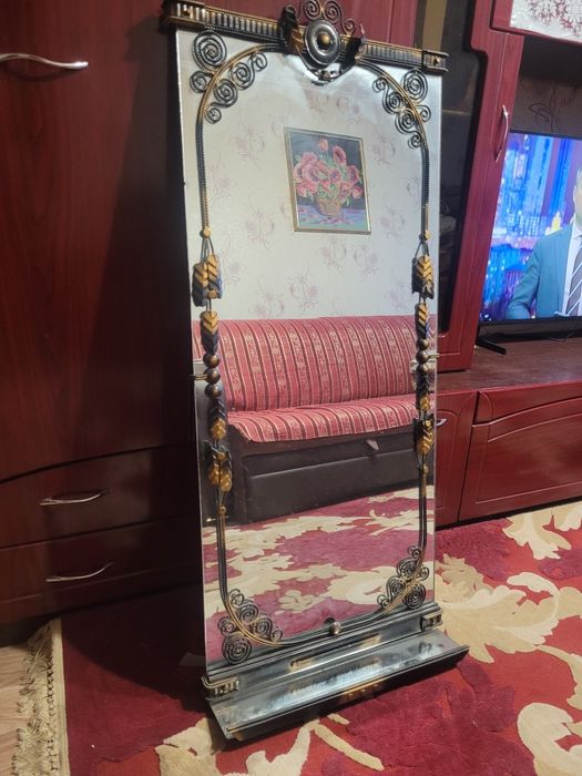 Зеркало в кованной оправе