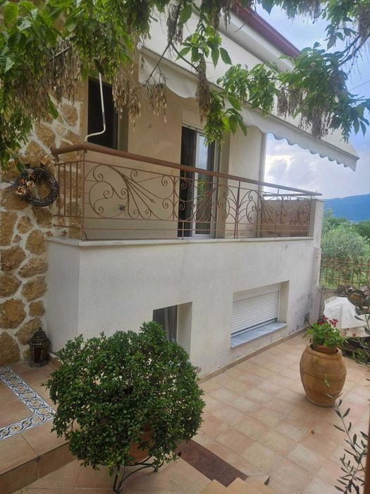 Прекрасна двуетажна къща 300 кв.м с гледка