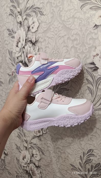 Продам детские кроссовки (на девочку)