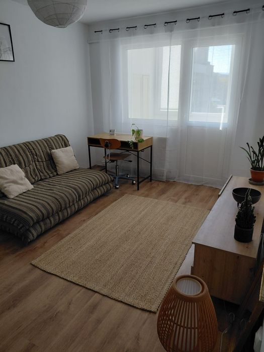 Închiriez apartament cu 2 camere