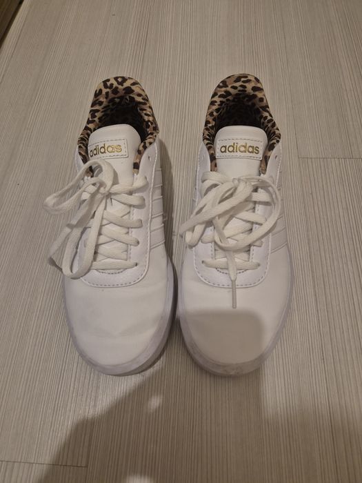 Vând adidasi Adidas