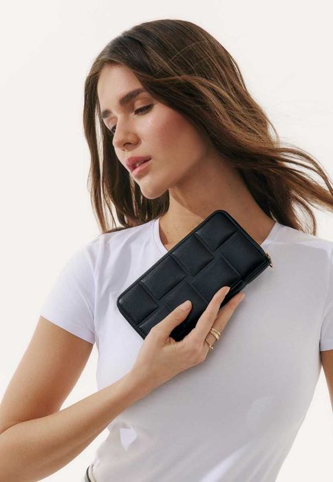 Женский кошелёк чёрного цвета — компактный и стильный аксессуар