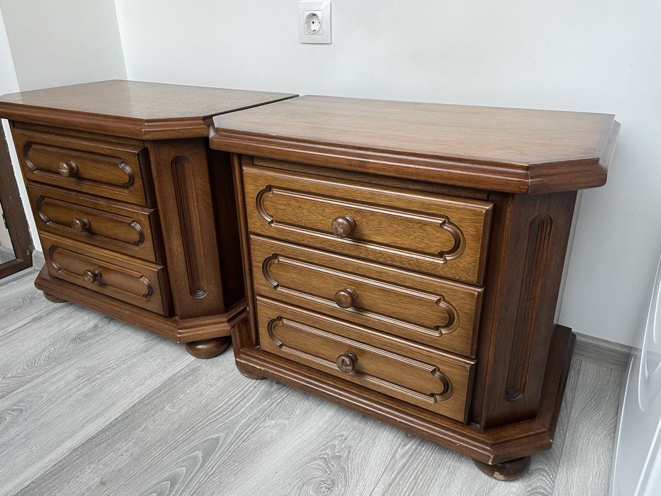 Дървени нощни шкафчета