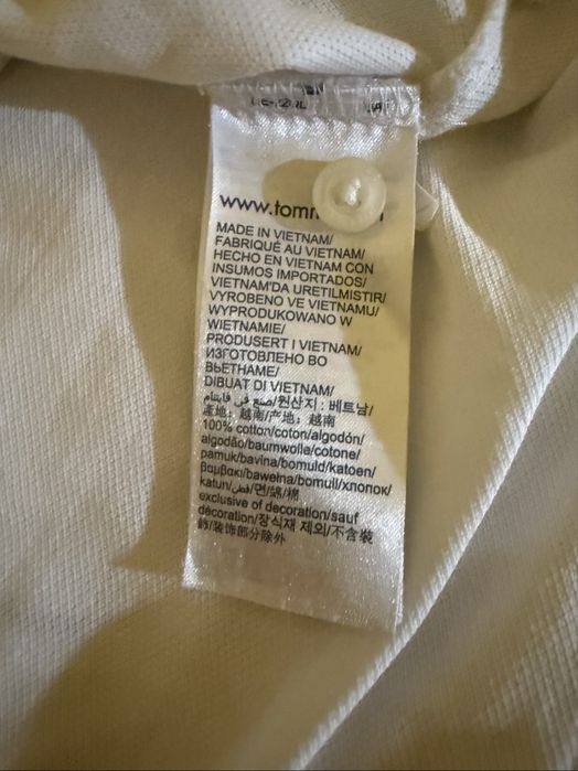 Tommy Hilfiger Polo alb cu mâneci bleumarin  se poate livrare prin olx sau predare personala in craiova
