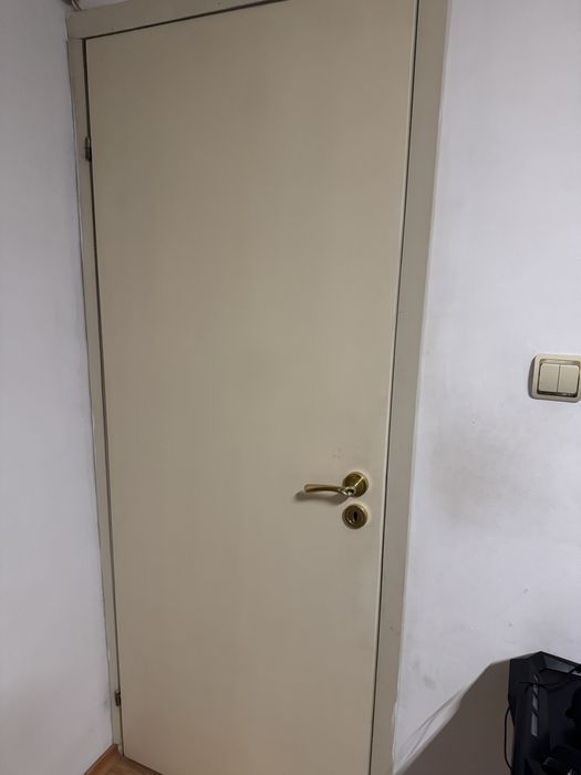 Шест интериорни и една външна метална врата