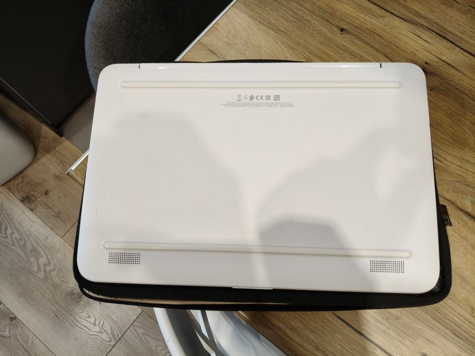 Laptop HP Stream alb, ideal pentru școală, filme și office