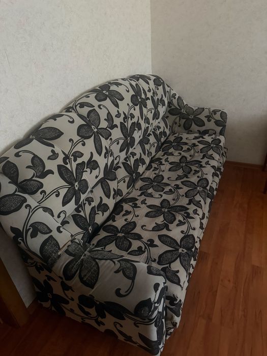 Мягкая мебель диван и два кресла состояние хорошие .