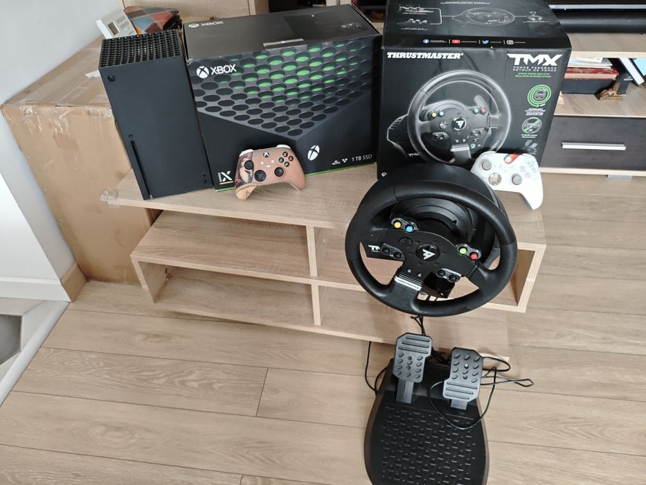 Xbox series X 1Tb si volan Thrustmaster TMX
