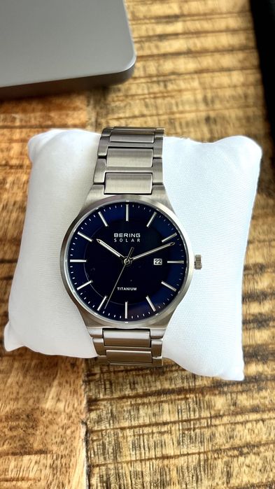 Часовник BERING за подарък (Соларен, Титаниев)