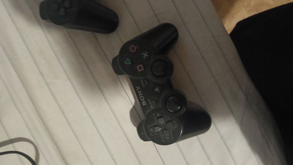 PlayStation е в добро състояние има четири игри