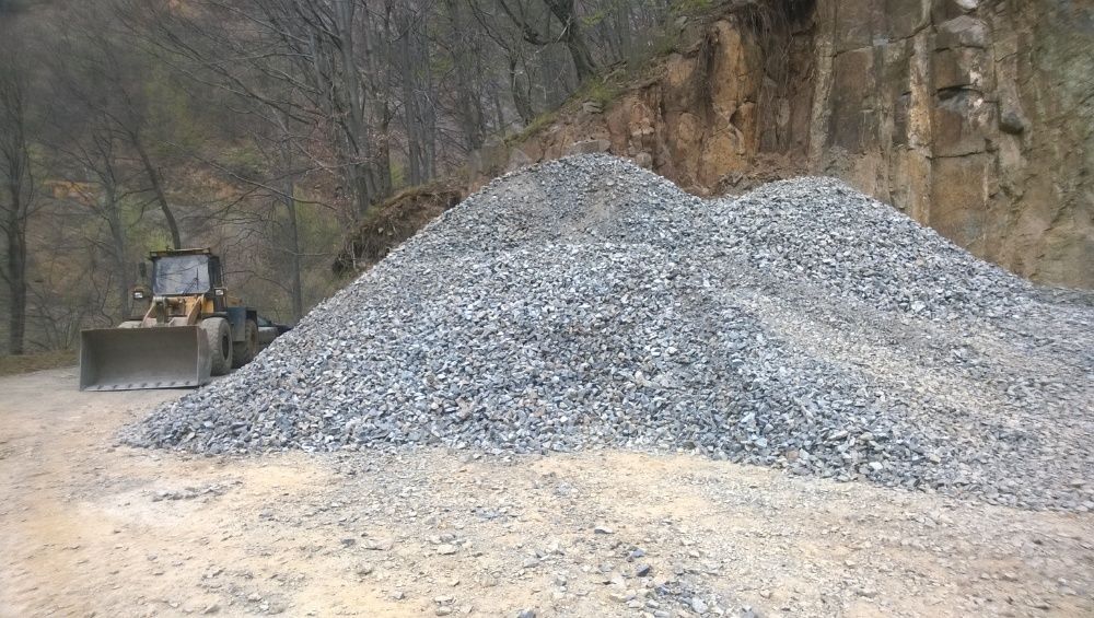 Transport nisip,pamant vegetal,moloz,piatră de cariera