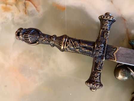 Panoplie cu tematică heraldică și militară.