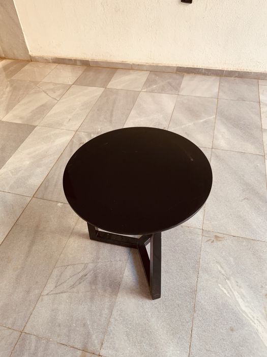 Дизайнерска италианска помощна маса – гланц черен плот, модерен стил