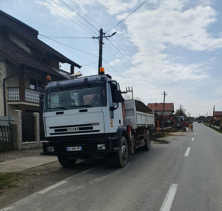 Camion basculabil cu macara