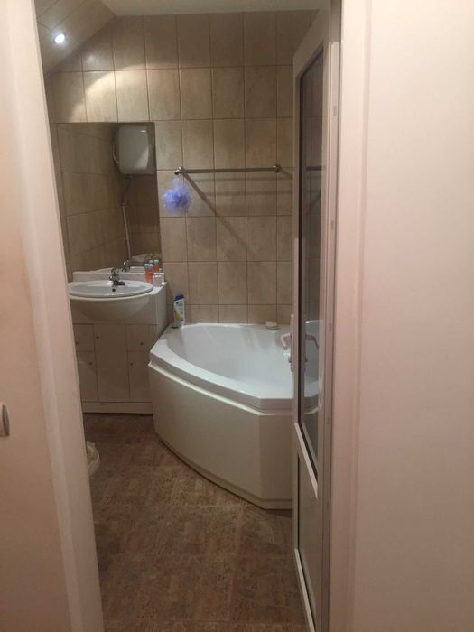 Închiriez apartament cu 2 camere