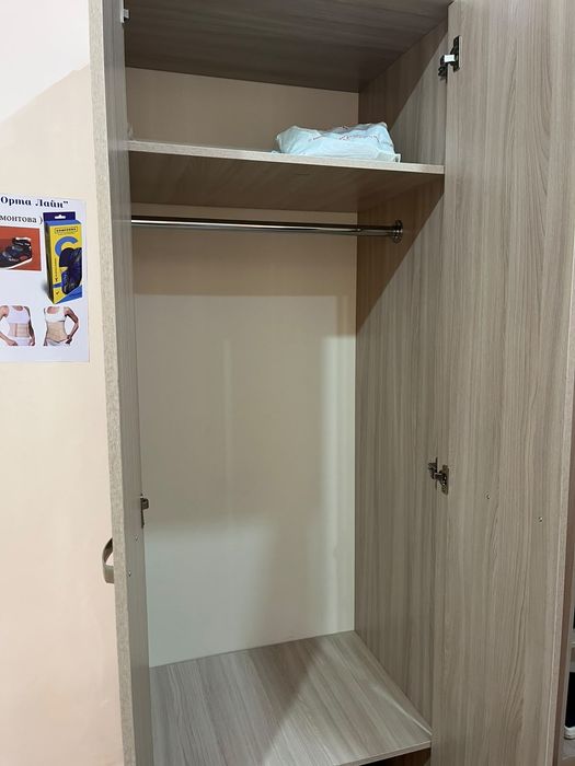 Шкаф плательный .