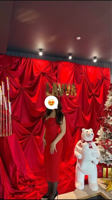 Шикарное платье в красном свете