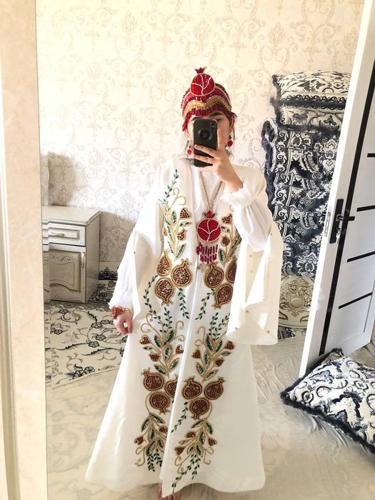 Kelinlar uchun anorli ansambil