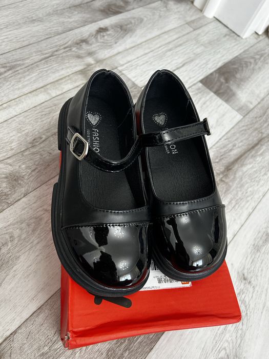 Продам новые туфли для девочки