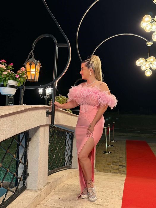 Rochie roz cu pene